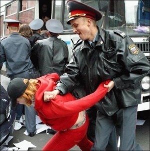 Rusijos policija puikiai sugeba mušti bejėges moteris, išėjusias į politinę demonstraciją, tačiau būtent taip jie patys augina teroristus. / rokiskis.popo.lt archyvo nuotr.