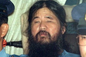 Suimtas Shoko Asahara, Aum Shinrikyo sektos vadas. Turėjo milijardą dolerių, neribotą kiekį sugulovių, sukarintas pajėgas, siekė valdžios Japonijoje ir per rinkimus, ir kitais būdais. Ir pats tikėjo Apokalipse, ir dar tą Apokalipsę surengti bandė. Puikiausiai derino visiškus kliedesius su gebėjimais planuoti veiksmus ir skaičiuoti pinigus.