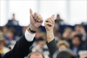 Atsigaunant ekonomikai ar didėjant darbo stažui auga ir vidutinis moterų bei vyrų atlygio atotrūkis. Europos parlamento nuotr./Flickr.com