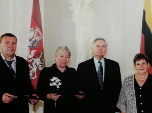 Alfonsas Babarskis ir Danutė (Babarskytė) Malakauskienė susitinka su Prezidentu. Rūta Glikman – dešinėje. Asmen. alb. nuotr.