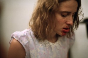 Kino filmo „Dogtooth“ kadras