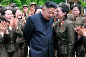 Ne, čia ne Dovilė Šakalienė raportuoja Ramūnui Karbauskiui apie naujas pozityvo aukštumas. Čia Kim Jong Unas klausosi, kaip jam kažkokia kareivė krykščia apie tai, kaip liaudis aplaiminginta ir pakylėta čiuožia į šviesų rytojų Korėjos Liaudies Demokratinėje Resupublikoje.