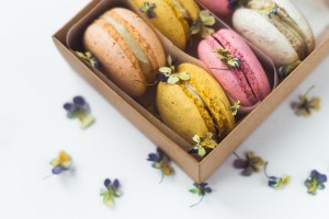 Kepyklėlė „Širdis apsalo“ siūlys prancūziškų „macarons“ sausainių – juos gaminant kiaušinių baltymus pakeitė avinžirnių nuoviras.