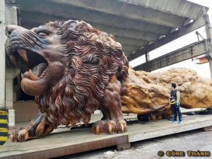 giant-lion-redwood-sculpture-1