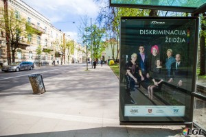 LGL socialinės reklamos plakatas transporto laukimo paviljone. A. Didžgalvio nuotr.