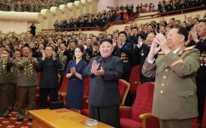 Kim Jong Unas ir jo žmona Ri Sol-ju centre.