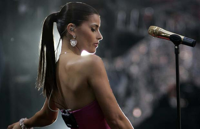Nelly Furtado performs at the Concert for Diana at Wembley Stadium in London July 1, 2007. Princess Diana's sons staged a charity concert in her memory on Sunday which they hope will quell her critics and celebrate her humanitarian achievments.   REUTERS/Luke MacGregor    (BRITAIN) [PNG Merlin Archive]