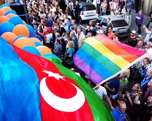 Azerbaidžano vėliava LGBT* bendruomenės parade Vokietijoje, 2015 m., Ghvinotsdaati, Wikimedia Commons nuotr.