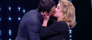 Catherine Deneuve ir jai į sūnus tinkančio aktoriaus Laurent Lafitte aistringas, nesuvaidintas ir nieko nereiškiantis tikras prancūziškas bučinys per apdovanojimus Kanų festivalyje.