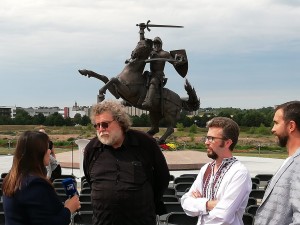 Paminklo "Laisvės karys kūrėjai A. Sakalauskas O. Sydoruk ir B. Krylov / KaunoZinios.lt nuotr.