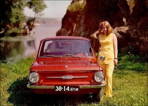 Sovietinis absurdas:netgi nesuvokiamai šūdinas zapukas kainavo tiek, kad jo neįmanoma įpirkti, bet nepaisant to, paklausa buvo tokia, kad žmonės eilėse metų metais stovėdavo, o nepaisant tokios paklausos, valdžia dar ir skirdavo pinigus reklamai. Nebandykit šito suprasti, nes logikos tame nėra ir nebuvo. Tai niekaip nesisieja su mūsų dabartiniu supratimu.