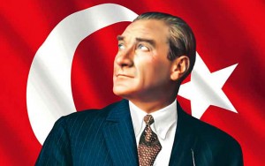 Mustafa Kemal Ataturk – tai žmogus, kurio dėka Turkijoje atsirado demokratija ir kurio idėjos 90 metų buvo visos Turkijos ideologija. Jis ne šiaip sau vadinamas visų turkų tėvu. Perversmo bandymas Turkijoje – tai klausimas, ar Turkija toliau eis link Vakarų, ar pradės grimzti į islamizmą.