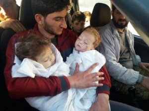 Khan Sheikhoun, Idlib, Sirija. Tėvas su dviem dukrytėmis, nužudytomis cheminės atakos metu.