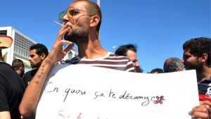 Protestuotojas laiko plakatą su užrašu "Kodėl jums rūpi jei jūs laikotės pasniko, o aš ne?"