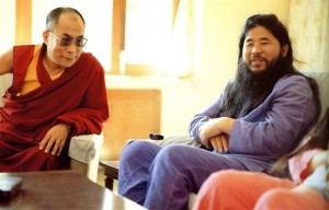 Shoko Asahara (dešinėje) ir Dalai lama