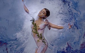 Arianos Grande klipo "God is a Woman " kadras