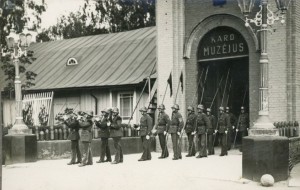 Karo invalidų rikiuotė prie Karo muziejaus / Organizatorių archyvo nuotr.