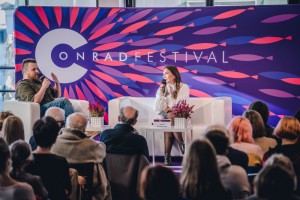 Kristiną Sabaliauskaitę kalbina Ziemowito Szczereko_Conrado festivalio renginyje / asm. rašytojos archyvo nuotr.