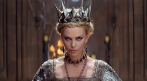 Charlize Theron filmo "Snow White and the Huntsman" kadras