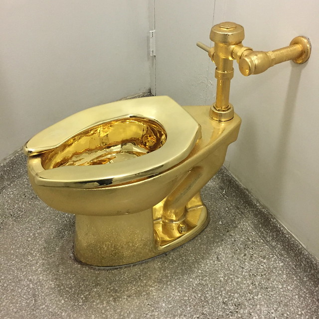 Auksinis tualetas klozetas